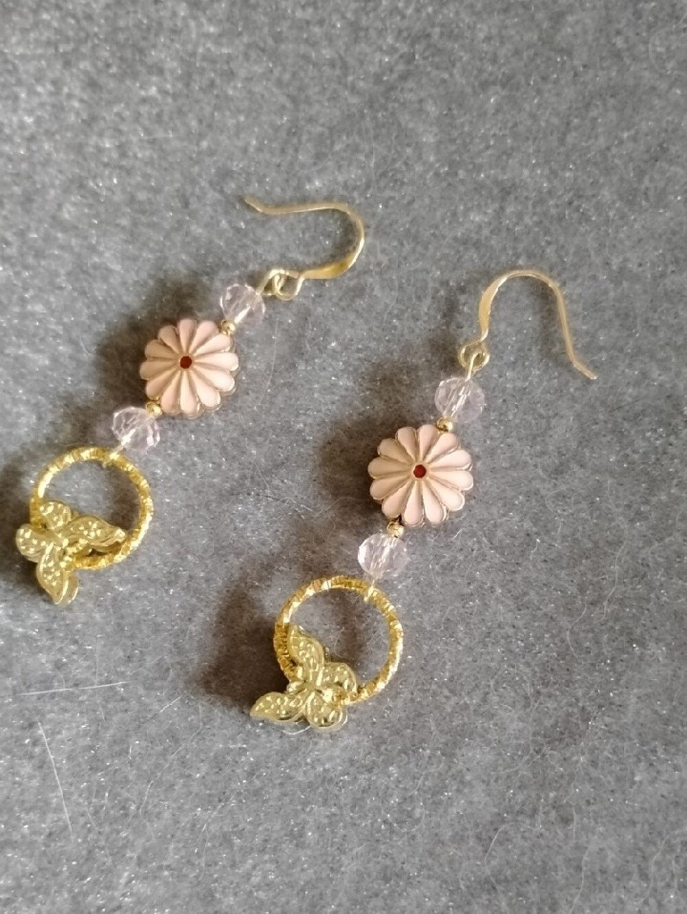 Hand Crafted Delicate Pink Daisy & Gold Butterfly Drop Earrings 💕HP💕 - Picture 3 of 5